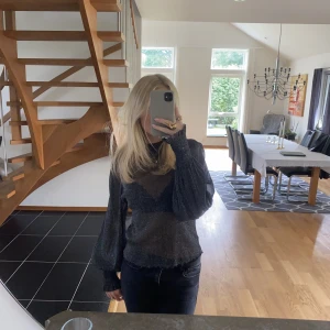 Glitter topp- Bik bok - Glittrig topp från Bik bok i Xs, säljer då den inte kommer till användning längre, använd fåtal gånger💕 150kr  + frakt