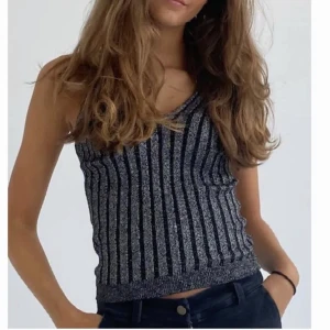 Glittrig topp - Glittrig topp från design by si i storlek s/m. Stretchigt material. 130kr +frakt, tryck på köp nu 