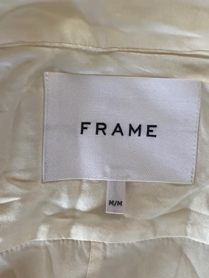 Siden skjorta - Äkta siden skjorta från lyxiga märket frame. I gott skick, knappt använd. Passar till vardags och fest 
