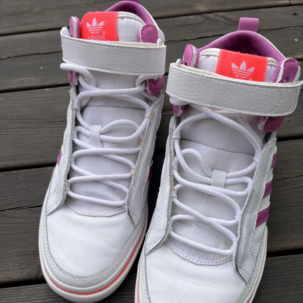 Sneakers från Adidas i vit och lila. Knappt använda.. Skor.
