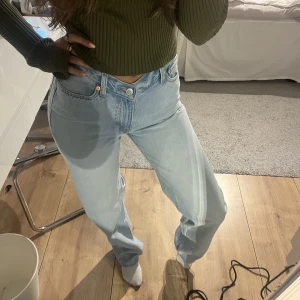 Monki v-shaped jeans - HELT NYA! utan prislapp💓 tyvärr har jag bluesigaste några storlekar mindre men passar som en S