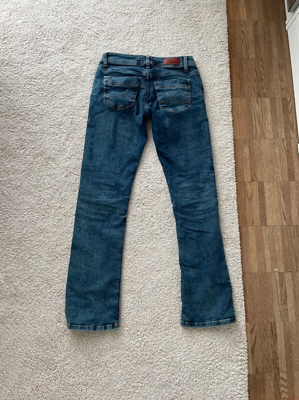 Jag säljer mina super coola och eftertraktade ltb jeans! Jag köpte dom på zalando för 700kr och har använt dom 2-3 ggr🌼dom är lowrise och flare!. Jeans & Byxor.