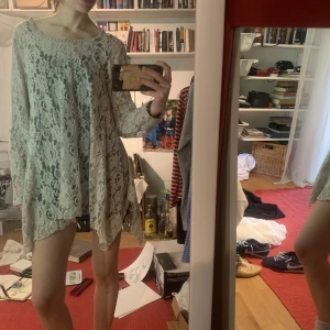 Söt spetsklänning!! - Superfin beige spetsklänning i unik modell. Lite bohemisk!!