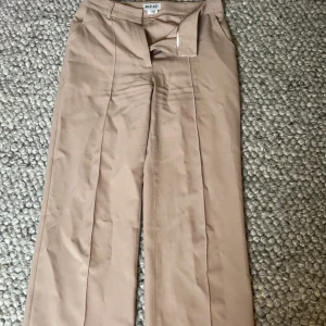 Madlady kostymbyxor  - Säljer mina kostymbyxor eftersom dom bara ligger i garderoben för dom är för stora för mig💞
