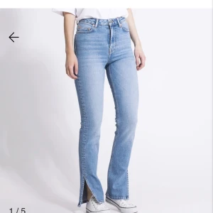 Jeans - ”Split jeans” från lager 157 säljer pga storleken var fel. Endast använda en gång  Nypris:300