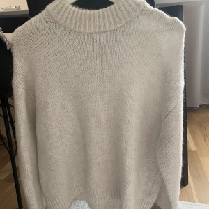 Stickad tröja  - Mysig stickad tröja, använd så därför lite sliten och nopprig 🤍den är varm vit / ljus beige. 