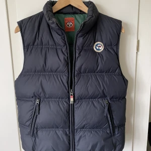 Napapirji väst - Napapirji väst i storlek S/M. Nypris ca 1200 om jag minns rätt. Väldigt bra skick men säljer för att den har blivit för liten. Pris kan diskuteras! Skriv om du har någon fråga🙌