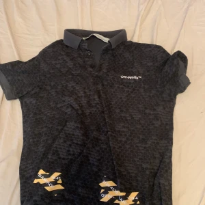 Pike t-shrit  - Off-white pikétröja storlek M. Pris kan diskuteras. Möts upp eller så betalar köparen frakten.