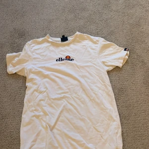 Ellesse T-shirt - T- Shirt med tryck på ryggen 