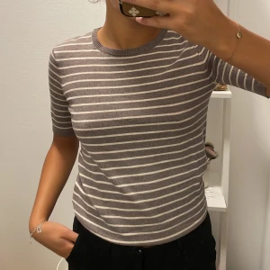 Stickad t-shirt - Stickad t-shirt från H&M, aldrig använd💗