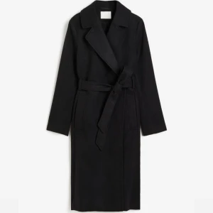 Svart Kappa  - Hej, säljer min sprillans nya kappa köpt från H&M. Endast använd 1 gång men kommer tyvärr inte till användning lägre. Bilder hur den sitter på kan självklart skickas 🤍 storlek 38 