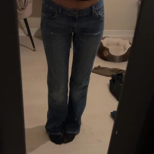 Bootcut jeans  - As snygga bootcut jeans med jätte fina ditaljer på bak och fram fickorna, perfekt längd för mig som är ungefär 170