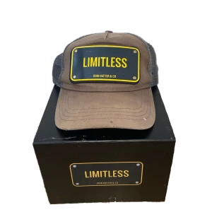 John Hatter & CO keps, ”LIMITLESS” - John Hatter & CO keps med texten ”LIMITLESS” Skick: 3,5/10  Skriv för mer bilder!