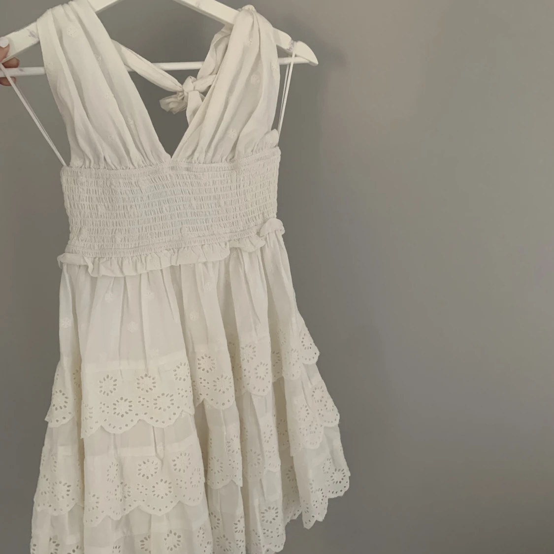 Vit klänning med halterneck - 90