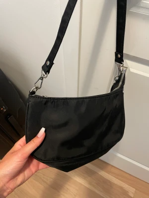 Väska från ginatricot  - Axelremsväska från Gina tricot. Sparsamt använd. Säljs för 200 kr.