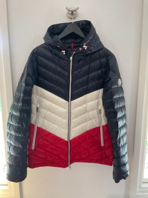 Moncler Palliser Giubbotto - Fet jacka som är perfekt till höst/vinter/vår. Riktigt bra skick, 9/10 utan tvekan. Tyvärr inget kvitto eller liknande men garanterar äkthet, noggrant examinerad av proffs. Passar L och stor M.