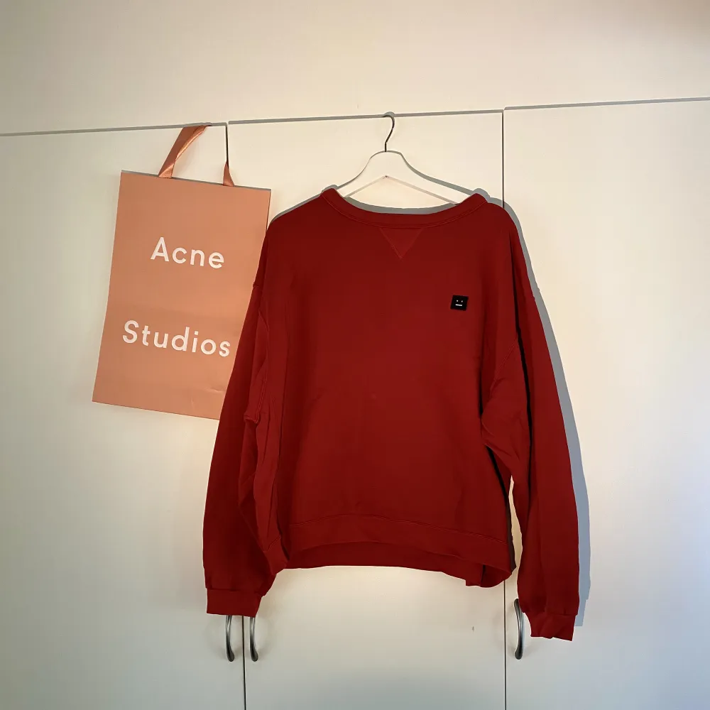 Hej, säljer en sweatshirt från Acne Studios i röd färg. Den är i bra skick. Påse medkommer. Nypris över 3000kr. Storlek XL men passar även L. Pris inte hugget i sten. Hör av dig vid intresse. . Tröjor & Koftor.