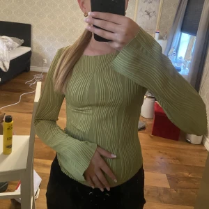 Tröja - En jättefin tröja i bra skick som jag säljer pga aldrig kommer till användning