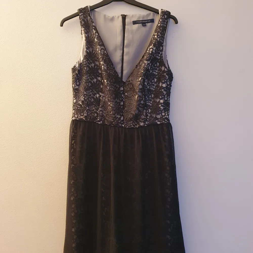Knappt använd klänning från French Collection i storlek 38.. Klänningar.