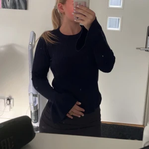 Stickad tröja med volanger - Stickad tröja med volanger på armarna fint skick💕