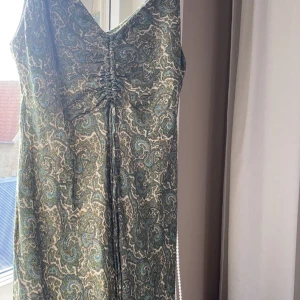 Zara klänning  - Säljer min zara klänning för den ej kommer till användning 