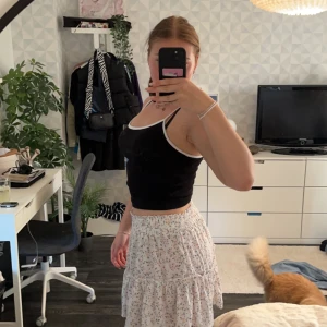 Kjol  - Vit blommig kjol  Söt vit blommig kjol från Shein i storlek S/36.  Bra skick men passar inte mig längre.