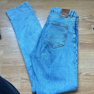 Jeans  - Raka jeans. Perfekt längd på mig som är 169. Storlek 38 men passar även en 36. 