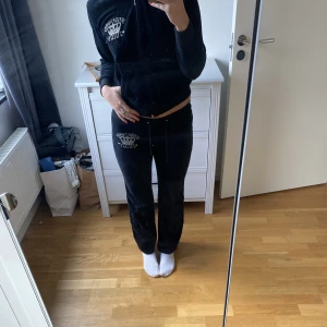 Juicy couture mjukisset - Orginal juicy couture sätt från tidigt 2000-tal. Lågmidjade byxor och lite kroppad tröja. Snygg juicy logga på ryggen på tröjan! Skulle säga att den passar xs-m, kanske större också men jag är 166. Setet säljs helt!