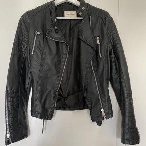 Skinn jacka - Fake skinn jacka med snygga silvringa detaljer 