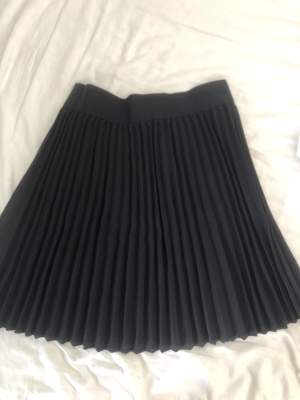 En svart kjol som funkar till alla outfits från ginatricot i storlek M. Aldrig använd och i gott skick. Pris 40 kr + frakt eller mötas upp i Stockholms området