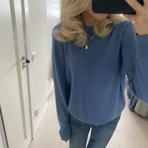 Kashmir tröja - Superfin stickad tröja i Kashmir från Uniqlo, nästan aldrig använd så den är som ny i skicket💕nypris ca 1500kr