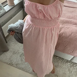 Rutig rosa vit klänning - Säljer denna gulliga rutiga rosa och vita midi klänningen från zara💖 använt en gång och den är i superbra skick! 