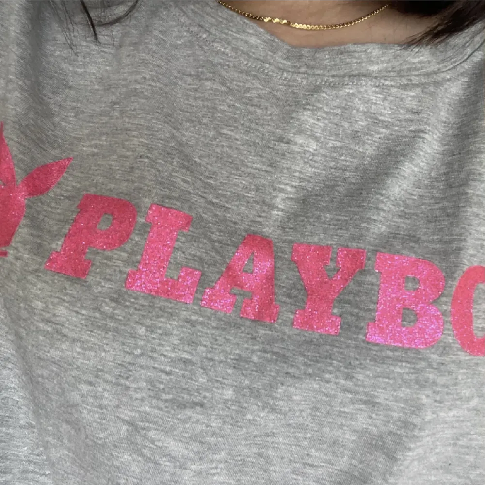 Supersnygg Playboy t-shirt. Texten är rosa och glittrig. Inga skador, nyskick.. T-shirts.
