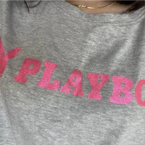 Playboy T-shirt  - Supersnygg Playboy t-shirt. Texten är rosa och glittrig. Inga skador, nyskick.