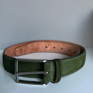 Oscar Jacobson bälte  - Säljer ett sjukt snyggt Oscar Jacobson bälte, cond 9/10 sparsamt använt. 80cm långt passar 28-30 waist 