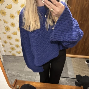Stickad tröja - Blå superhärlig stickad tröja från Zalando säljes då den inte kommer lika mycket till användning längre. (Oversized så passar allt från S-L beroende på hur man vill att den ska sitta)