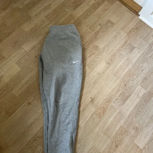 Nike mjukisbyxor  - Gråa mjukisbyxor från nike