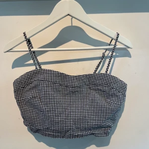 Randig topp - Rensar ut min garderob för saker jag inte använder. För mer frågor, bara och skicka iväg ett meddelande!😋 (Frakt varierar storleken på plagget)