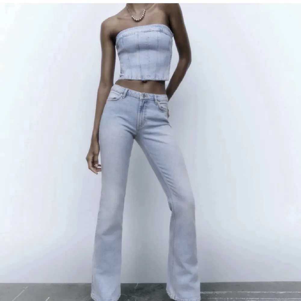 Zaras supersnygga lågmidjade Bootcut jeans💕 nyskick använd fåtal gånger. Så fin ljus färg. Skriv för privata bilder. Jeans & Byxor.