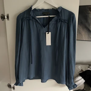 Blus - Jätte fin blus från märket Love &! Aldrig använd med prislappen kvar💓