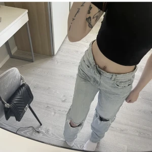 Gina tricot jeans - Jeans ifrån Gina tricot aldrig använda storlek 34har 2 par, 60kr styck eller båda för 100💞 nypris är 599 styck 
