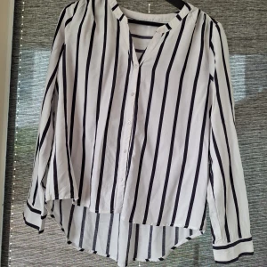 Randig skjorta/blus - Randig skjorta/blus i storlek 36