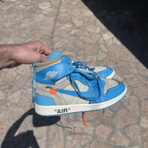 nike off white UNC - Hej, säljer ett par skor i storlek 41 i använd skick. 