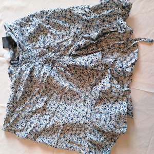 Kjol - En jätte fkn blommig kjol som jag köpte för ett tag sedan💗