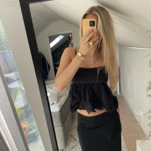 Svart topp - Trendig svart topp med vita detaljer som kan användas till både vardag och fest🖤 toppen är från zara i storlek M men passar även någon som vanligtvis har storlek S!  150kr + frakt