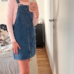 Hängsleklänning - Fin hängsleklänning, vet tyvärr inte var det är från men det är storlek 38, sitter dock bäst på 34/36