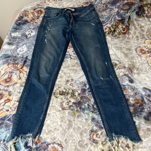 Jeans  - Jeans från Zara. Säljs på grund av att de inte längre passar. Fint skick. 