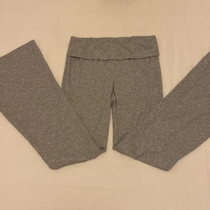 Utsvängda byxor - Jättefina utsvängda yoga pants från shein. Är i xs men passar nog både Xxs och s
