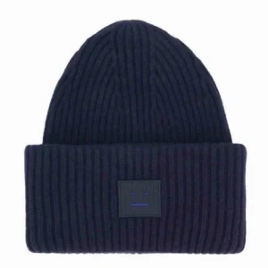 Acne mössa - SÅ fin acne mössa. Bra sick💓Köpt för 1500 på Jackie💖💖