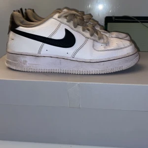 Nike airforce ones jordan 36 - Säljer dessa Air Force one I storlek 36. Boxen Finns kvar. Skriv om ni är interserade. Kan mötas upp i Stockholm eller frakt.